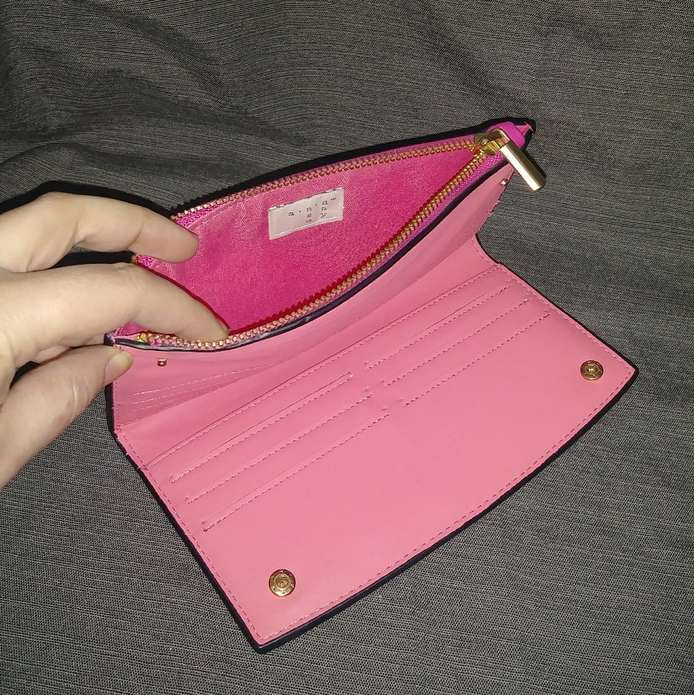 Big Pink Wallet - Picture 5 of 8